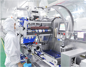 Automatic packaging robot for OEM wet wipes and healthcare products